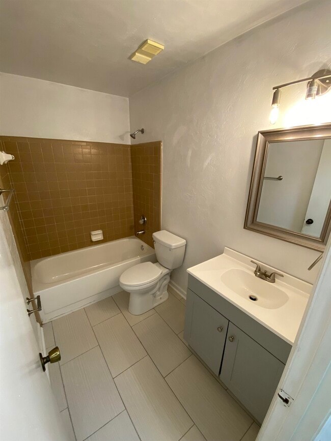 Building Photo - 1242 High Rd