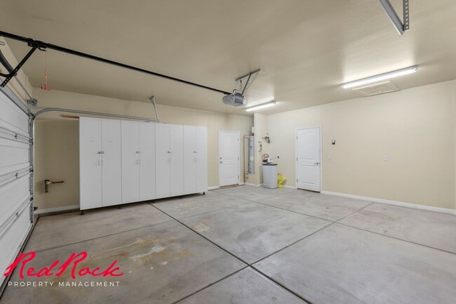 Building Photo - Sun River 2 Bedroom Home with Bonus Den! First Class Amenities!