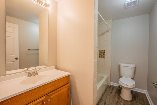 Building Photo - Stunning 3 BR/3 BA EOG Townhome in Columbia!