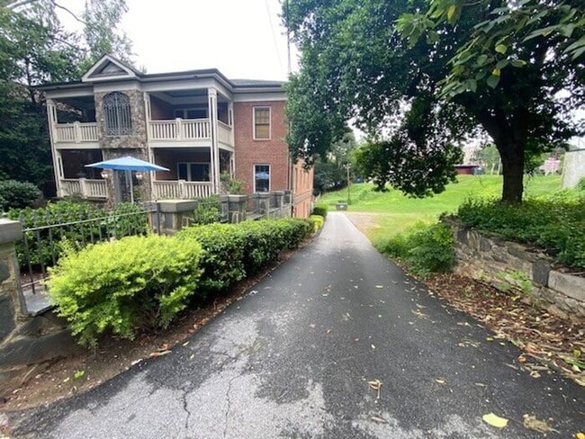 Building Photo - One Bedroom Apartment in the Heart of Midtown!