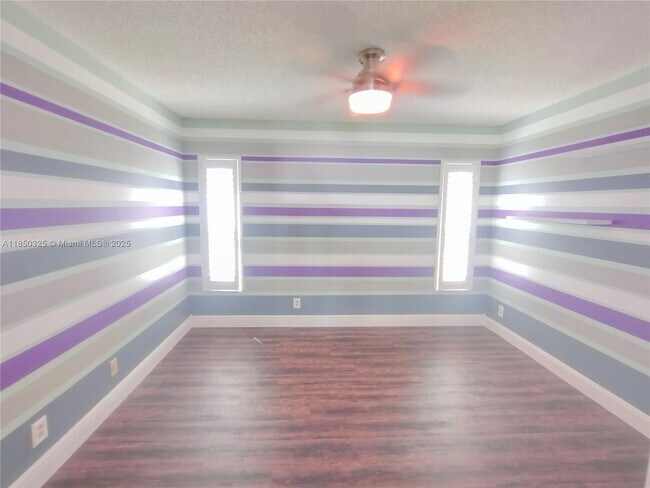 Building Photo - 5780 Sun Pointe Cir