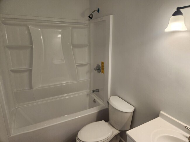 Building Photo - 956 Ravine Dr