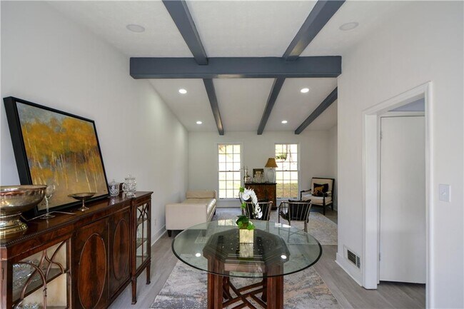 Building Photo - 643 Navarre Dr