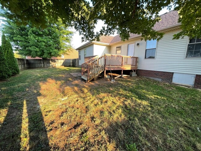 Building Photo - Brick Home in Desirable Neigborhood