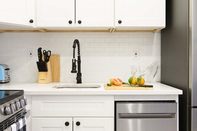 Building Photo - 240e E 75th St