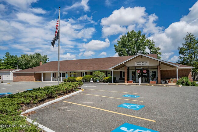 Building Photo - 943 Edgebrook Dr N