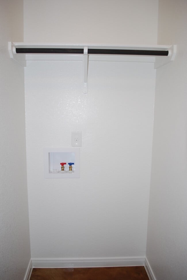 Building Photo - 1512 Dakota Ter