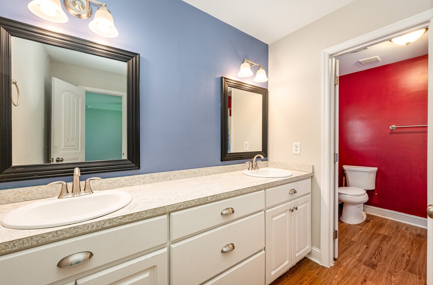Building Photo - 3200 Silver Fox Cir