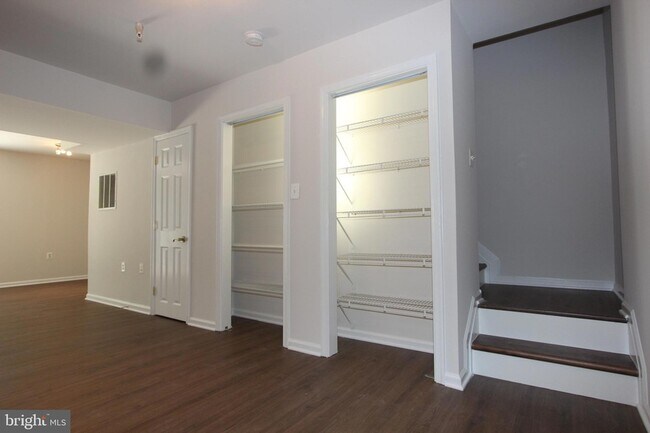 Building Photo - 406 Round Table Dr