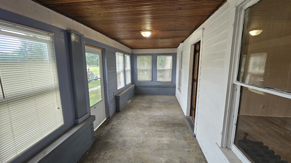Front Porch - 903 W Conger St
