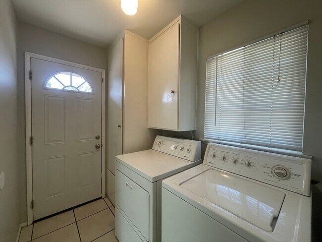 Building Photo - BEAUTIFULLY UPDATED 3 BEDROOM 2 BATH HOME ...