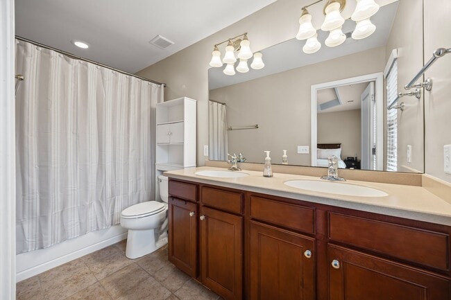 Building Photo - Extremely well-maintained 3-bedroom, 3.5 bath townhome in Baxter Village!