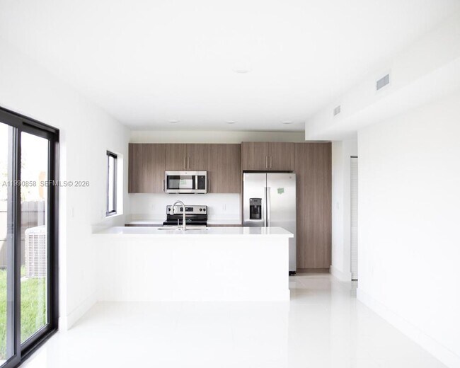 Building Photo - 238 NW 11th Ct