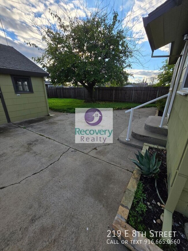 Building Photo - 219 E 8th St