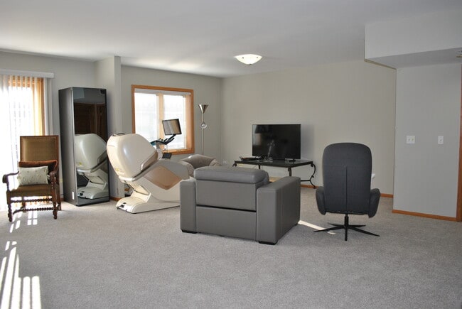 Building Photo - 5005 Warren St