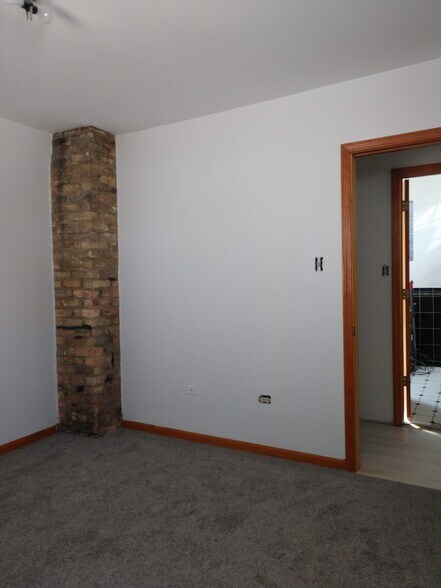 bedroom 1 - 1340 W Wellington Ave