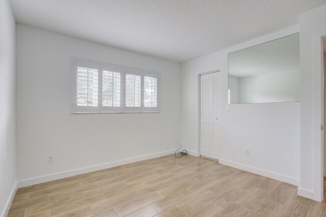 Building Photo - 18081 SE Country Club Dr