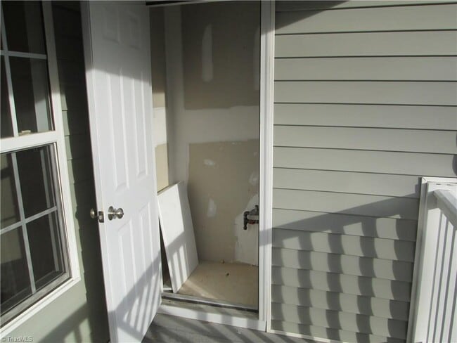 Building Photo - Coming soon!1 2 BR, 2BA!