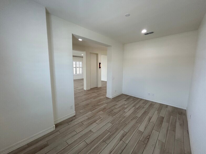 Building Photo - 1811 E Aster Pl