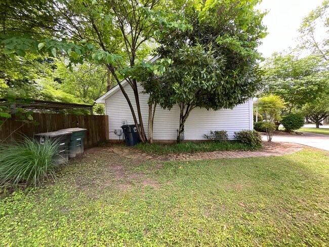 Building Photo - Now Available to View! Immaculate 2 bed, 2 bath, Fireplace, Garage, Granite and More!!