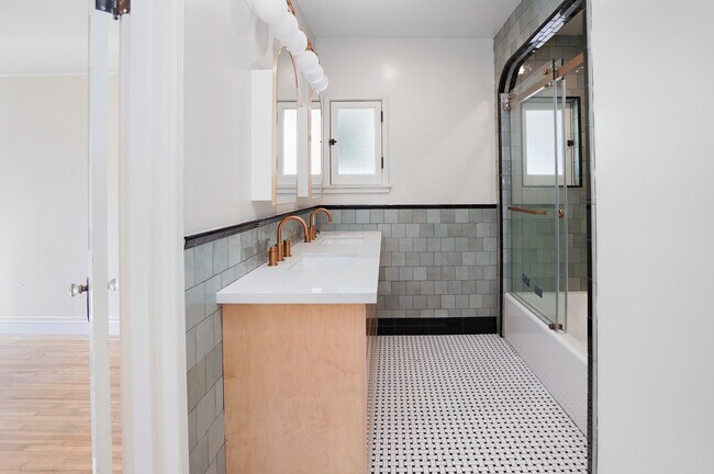 Building Photo - 1215 S Crescent Heights Blvd