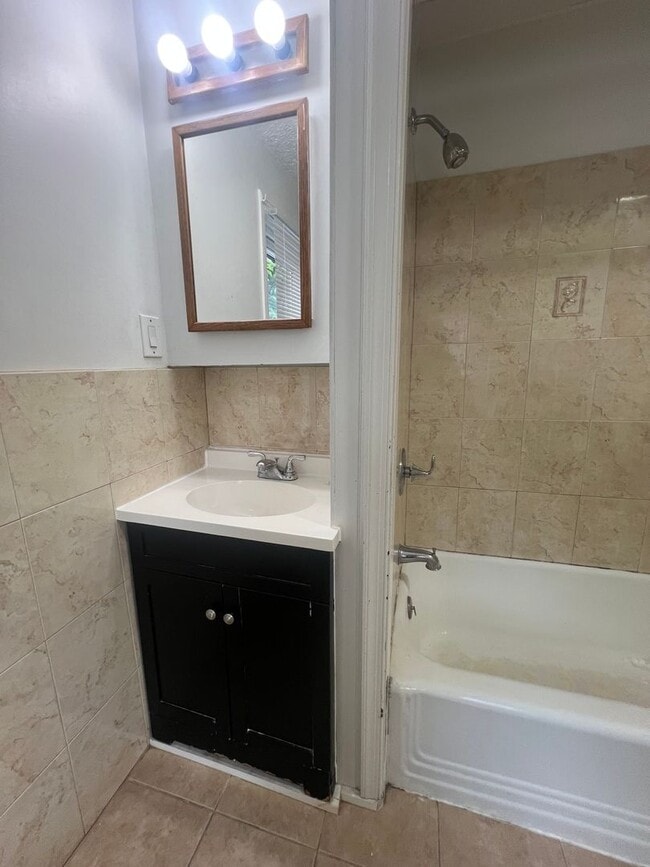 Building Photo - Spacious 3 Bedroom House Available Now!