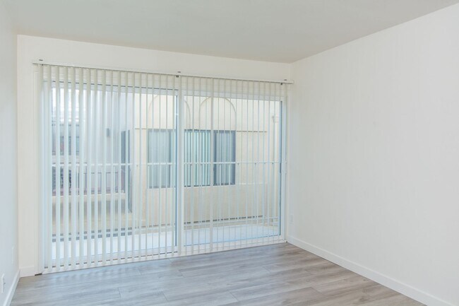 Building Photo - On Sail Bay in Pacific Beach! Updated 2 Be...