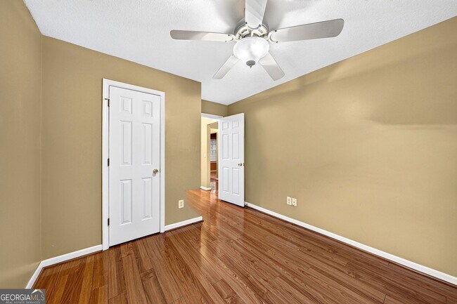 Building Photo - 744 W Vincent Dr
