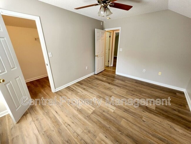 Building Photo - 303 Rexford Dr