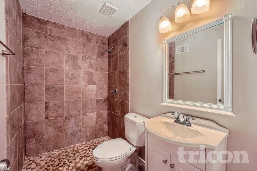 Building Photo - 438 Russell Rd