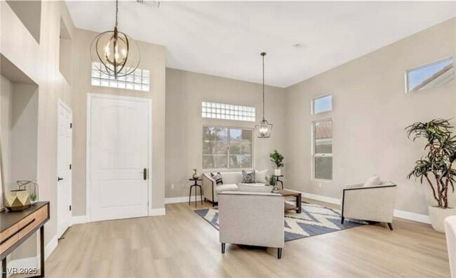 Building Photo - 2608 Desert Sands Dr