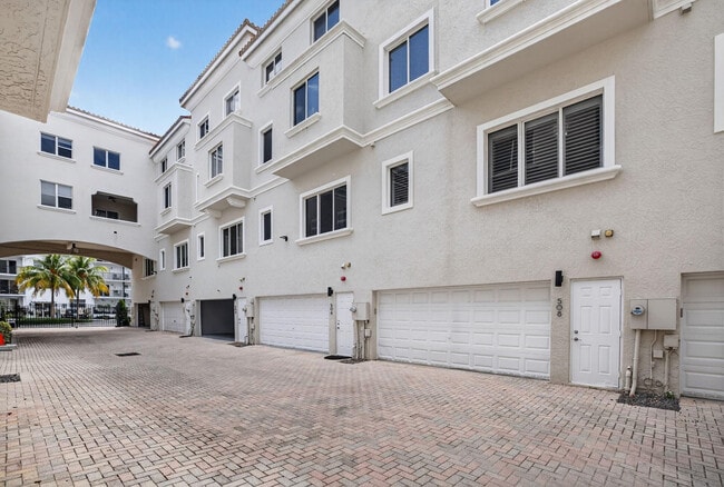 Building Photo - 508 N Birch Rd