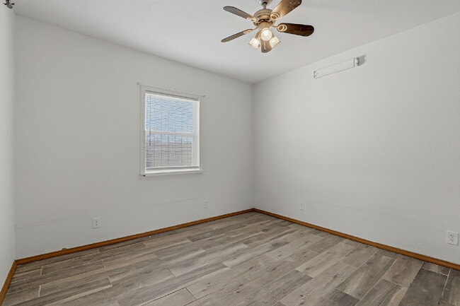 Building Photo - "Charming 3-Bedroom Retreat with 2 Full Baths