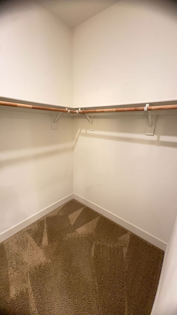 Building Photo - Beautiful spacious 3 bedroom 2/5 bathroom home.