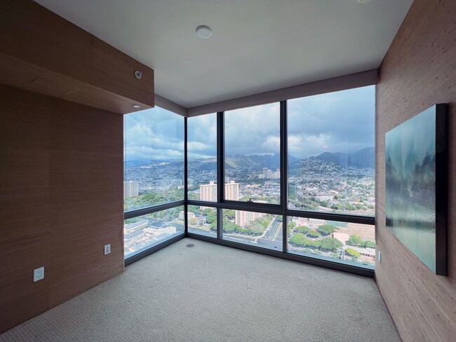 Building Photo - Luxurious Penthouse Living in Downtown Honolulu!