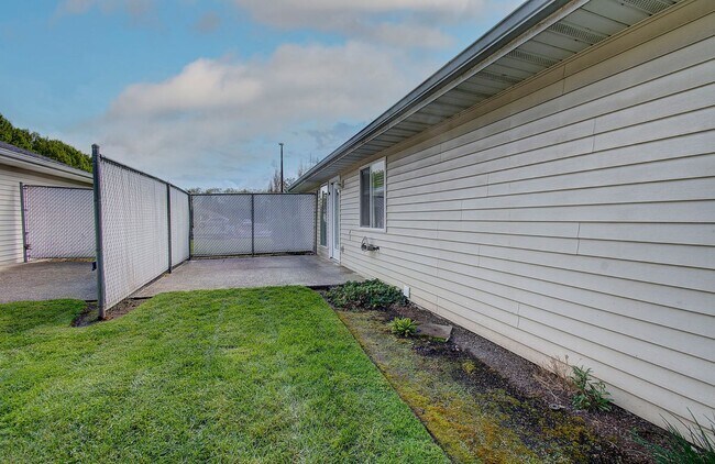 Building Photo - Beautiful Updated 2BR/2BA in 55+ Fisher Landing Community – Available Now!