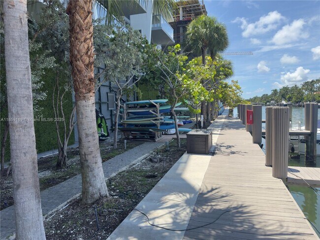 Building Photo - 9940 W Bay Harbor Dr