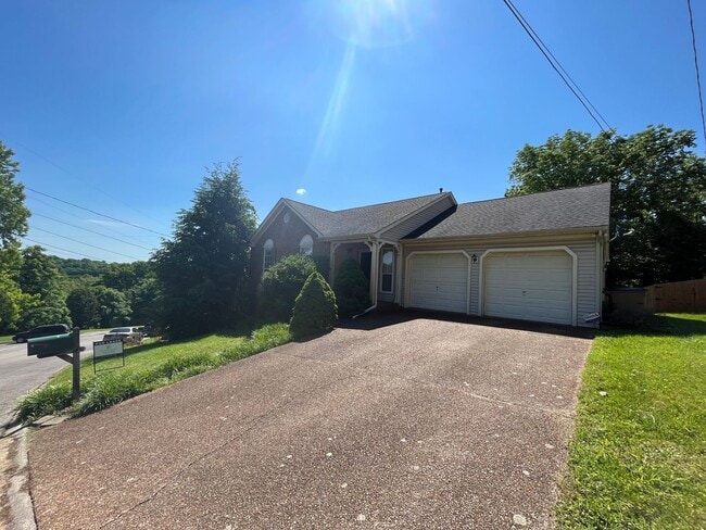 Primary Photo - Charming 3 Bed/ 2 Bath home in South Nashv...