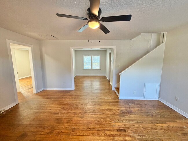 Building Photo - 4 Bedroom home!