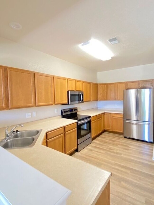 Building Photo - Ground Floor, Newly Updated, 2 Bed Condo W...