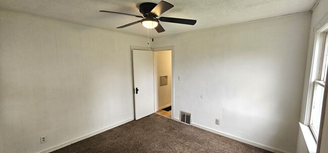 Building Photo - COMING SOON! 2 Bedroom House!!