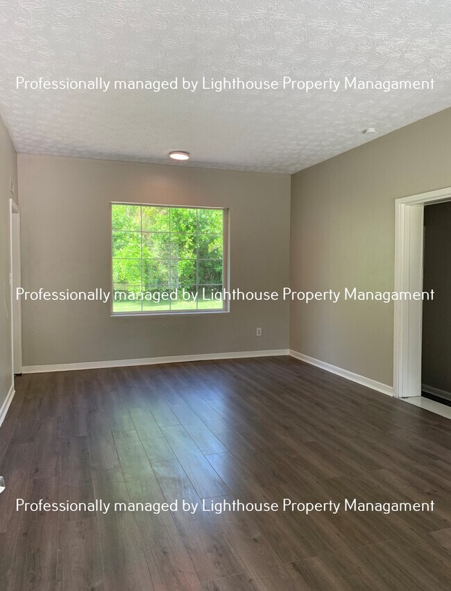 Building Photo - Bright 3 Bedroom Home With Open Layout And Storage Space