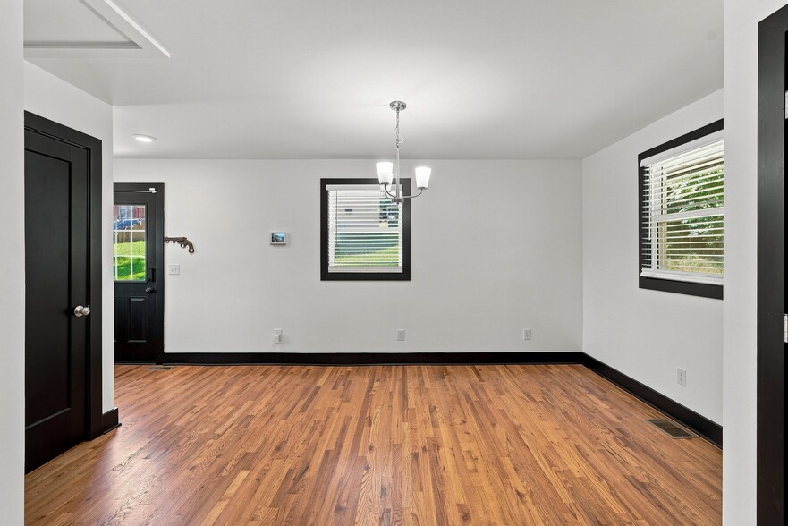 Building Photo - 625 Maclaurin Ct