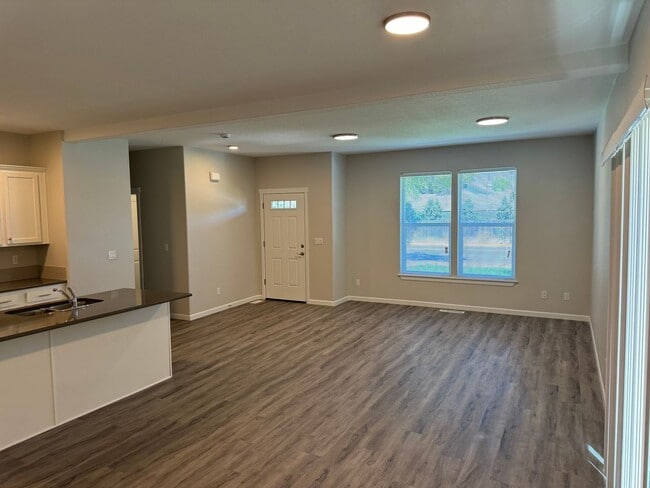 Building Photo - New 4 Bed / 2.5 Bath Duplex! $500 Amazon G...