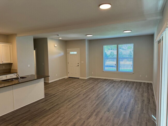 Building Photo - New 4 Bed / 2.5 Bath Duplex!