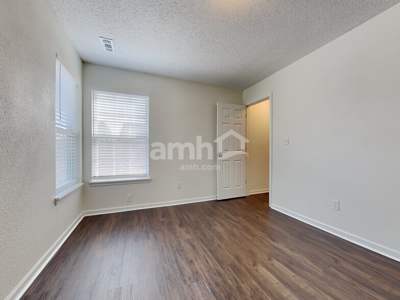 Building Photo - 7140 Kimble Dr