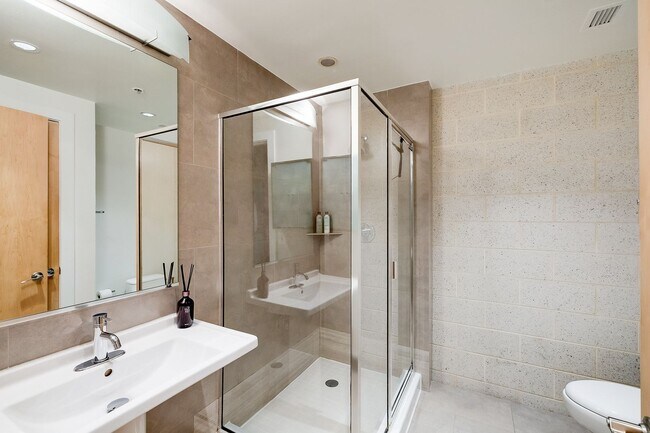 Building Photo - Move-in Ready 1BR 1BA at the Alta is a Min...