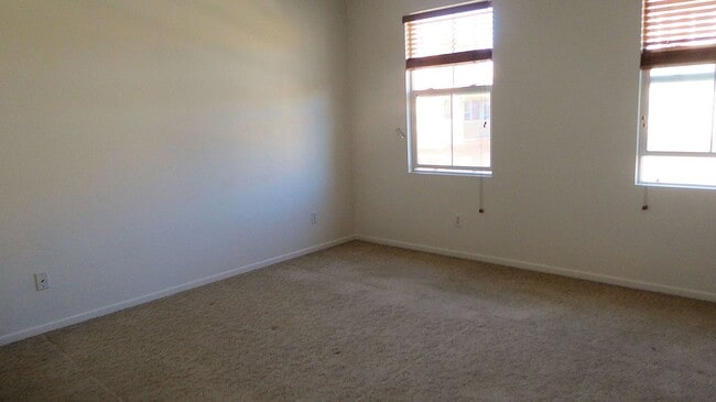Building Photo - 2 BR 2.5 Bath