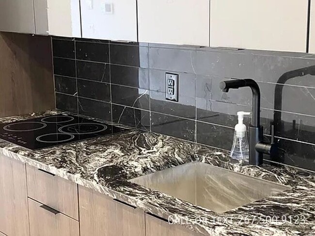 Building Photo - 1306 N Front St