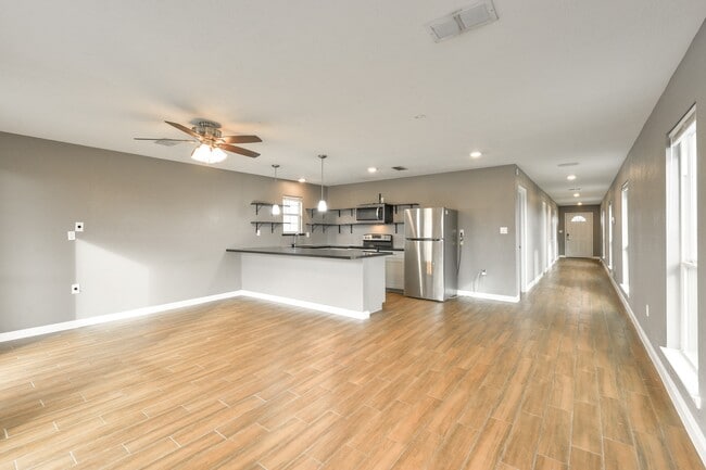 Building Photo - 1210 Airline N